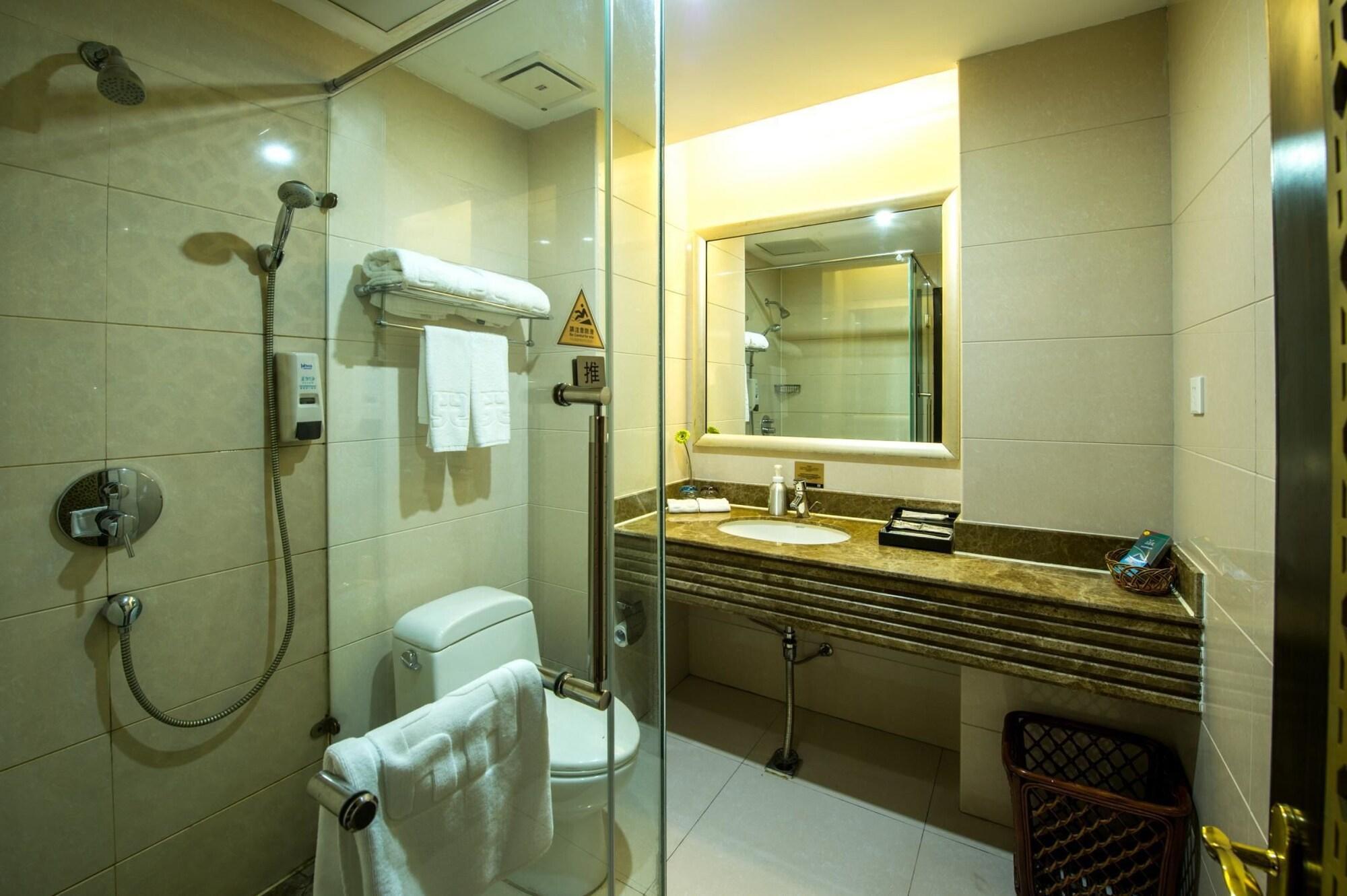 Kingtown Hotel Hongmei Шанхай Екстериор снимка
