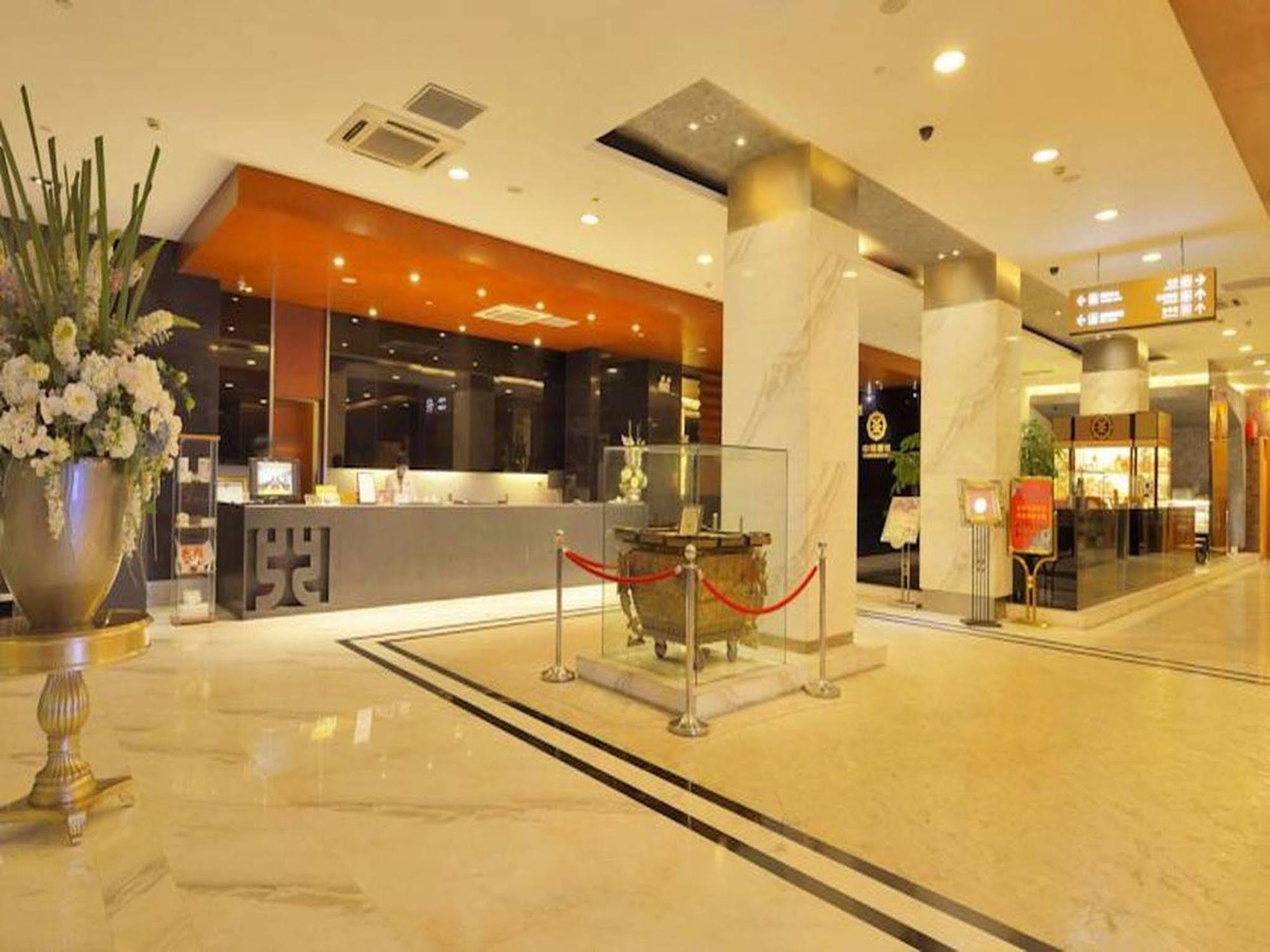 Kingtown Hotel Hongmei Шанхай Екстериор снимка
